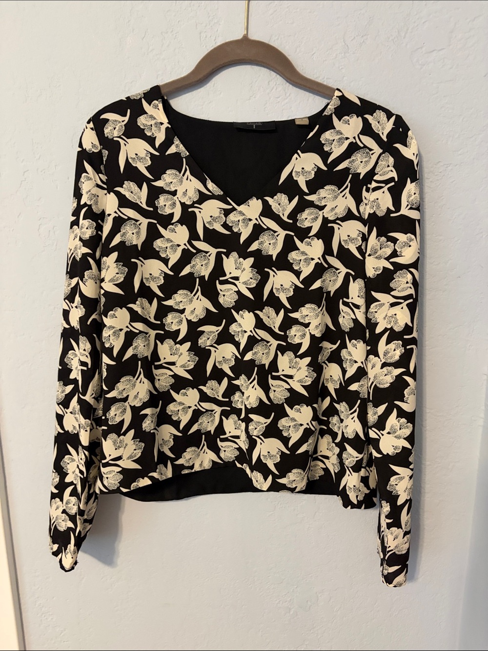 Tahari Black & Cream Floral V-Neck Long Sleeve Top